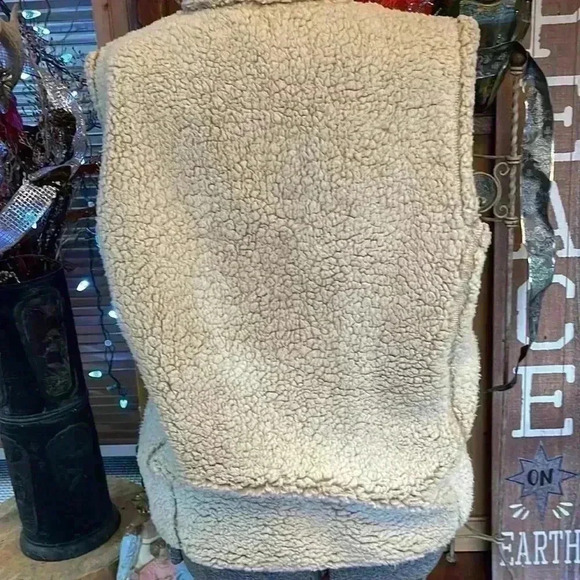 Stillwater supply Company women’s 2 XL 100% polyester vest. - Picture 5 of 9